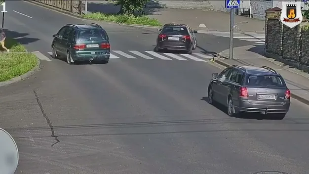 Встиг повернути: у Луцьку легковик ледь не збив дитину на переході (відео)