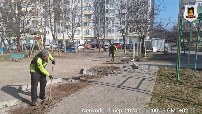 У Луцьку люди самовільно встановили обмежувачі руху (фото)