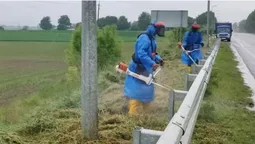 На Волині вздовж важливих доріг викошують траву: для чого (фото)