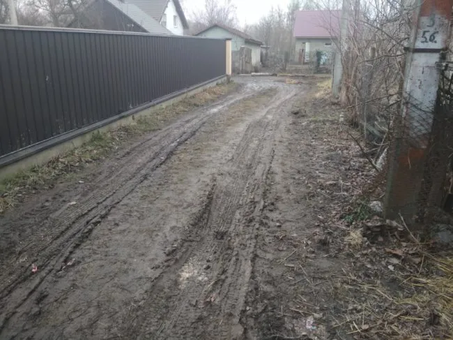 На луцькій вулиці замість дороги – болото, в якому застрягають автівки (фото)