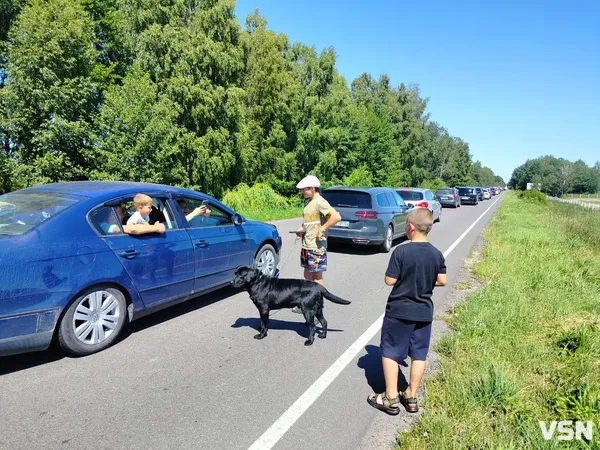 Дорогою на Світязь – кілометрові черги через перевірку документів: що там коїться