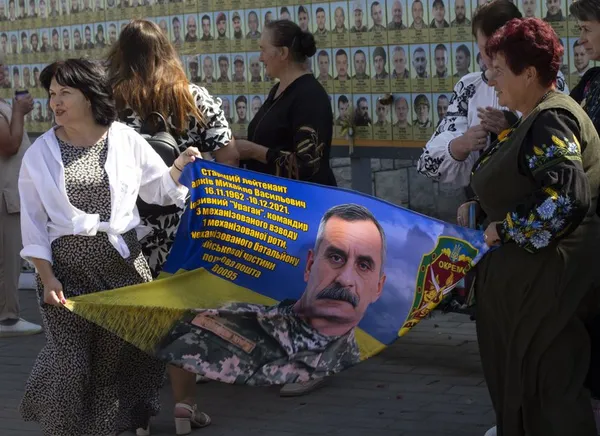 «Час не лікує»: у Луцьку вшанували полеглих захисників 40-метровим прапором пам’яті (фото)
