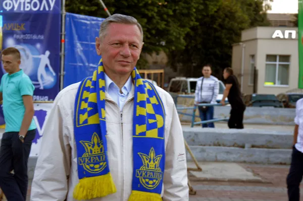 Щоб мер став палкішим вболівальником, організатори подарували йому шарф в кольорах національної збірної
