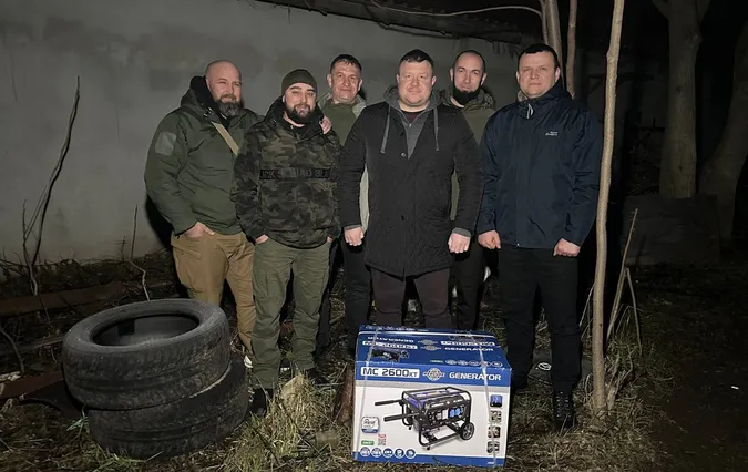 Бійцям «сотки» на сході країни привезли різдвяні подарунки з Волині (фото)