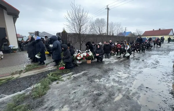 «Віддав своє життя і завдяки йому всі вціліли»: у Рожищі провели в останню путь Анатолія Репша (фото)