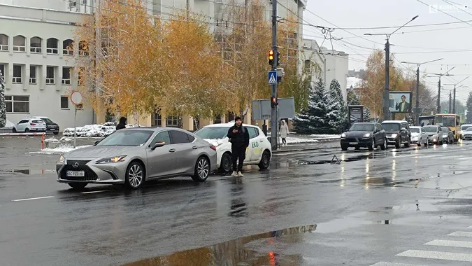 У центрі Луцька таксі «наздогнало» Lexus (фото)