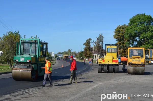Дружина депутата облради ремонтує на Волині частину дороги державного значення