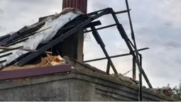Зірваний дах, розвалені стіни: в селі біля Луцька удар блискавки зруйнував будинок (фото)