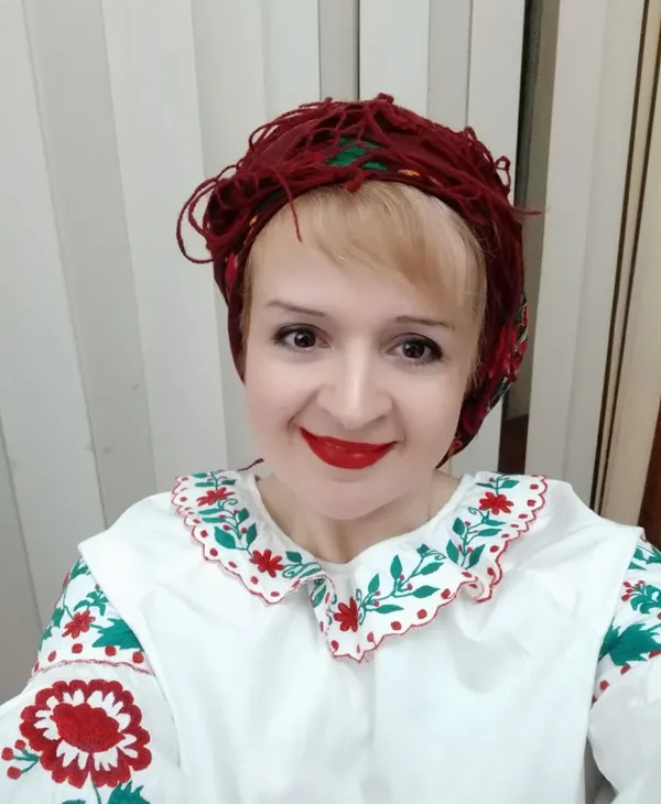 Флешмоб із хусткою: відомі волинянки поділилися світлинами (фото)