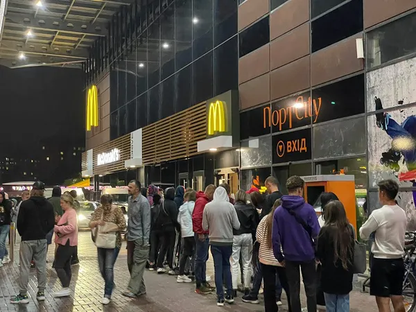 Попри дощ, лучани стоять в черзі у МакДональдз (фото)
