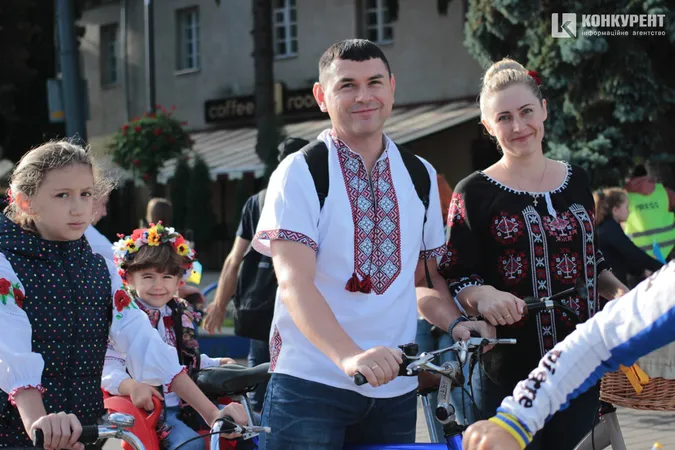 Шоломи і вишиванки: як у Луцьку минув велопробіг до Дня міста (фото, відео)