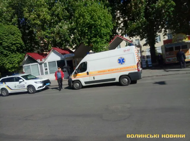 У Луцьку на зупинці біля лікарні помер чоловік (фото)