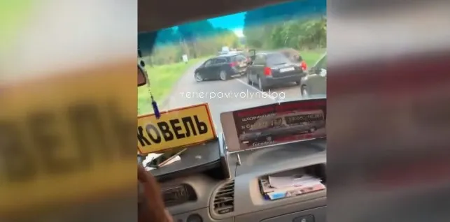 На Світязі у жахливу спеку водії не давали автобусу з дітьми об'їхати довжелезний затор (відео)