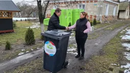 Серед жителів Підгайцівської громади розіграли призи – сміттєві баки (фото)