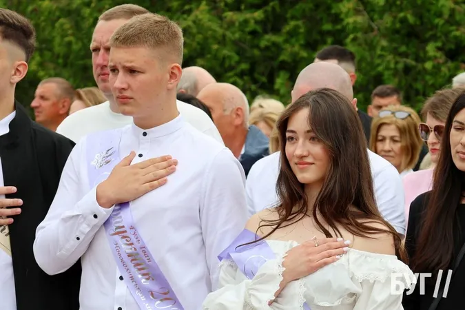 У Нововолинську для учнів пролунав останній дзвоник (фото)