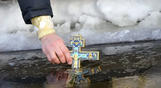 Водохреща 2026: коли набрати і скільки зберігати святу воду, щоб вона працювала