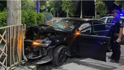 Нічна ДТП у Луцьку: Volkswagen протаранив паркан і електроопору (фото, відео)