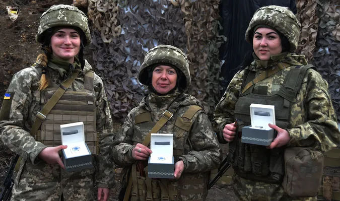 Зеленський подарував годинники волинським військовим у зоні ООС (фото)