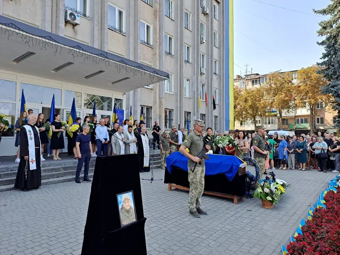 Лишилося двоє синів: у Ковелі попрощалися з матросом Володимиром Гузем (фото)