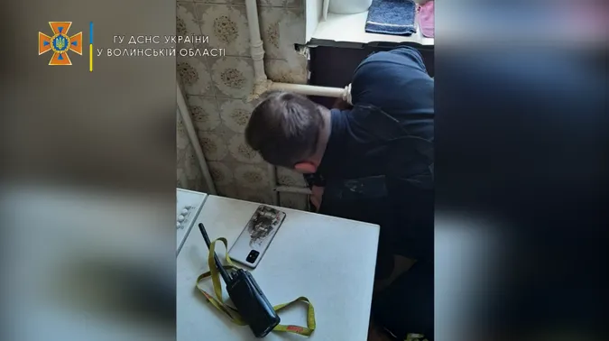 У Луцьку дитина застрягла у батареї – допомогли рятувальники (фото, відео)