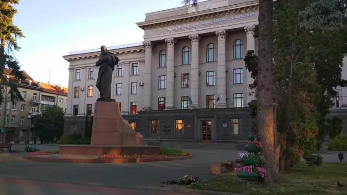 У Луцьку біля головного корпусу СНУ знищили квітники (фото)