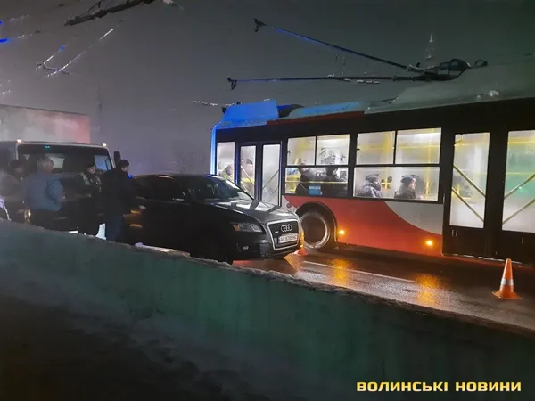 У Луцьку – затор:  біля «Там Таму» не розминулися вантажівка й легковик (фото)