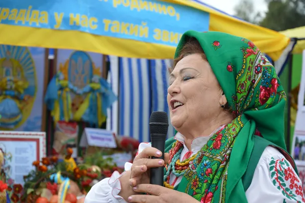 «А вам укропчик, щоб був спритний як гроробчик», - заспівала жінка