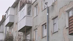 Пішли тріщини, стіни «їсть» пліснява: лучани скаржаться на аварійний будинок (відео)