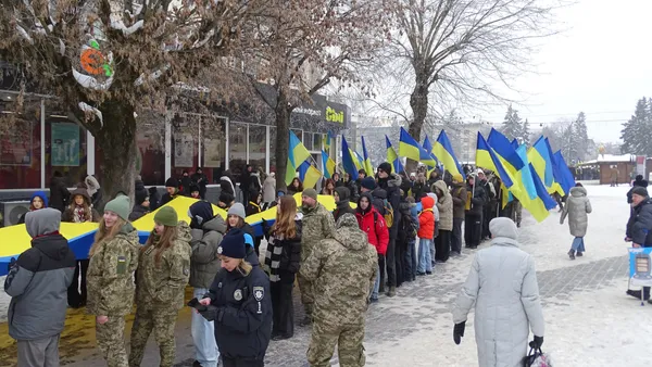 День Соборності у Луцьку: люди утворили ланцюг єдності (фото)