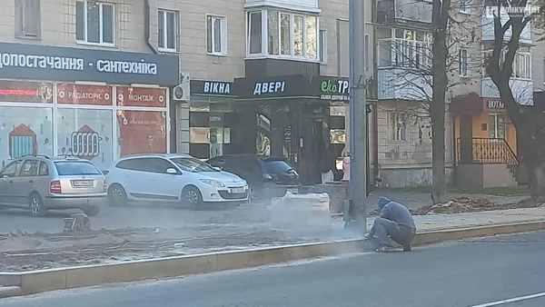 На проспекті Волі у Луцьку облаштовують зупинки