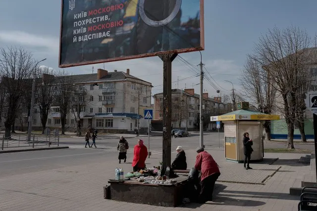 Бабусі продають фрукти, овочі та молоко в Луцьку