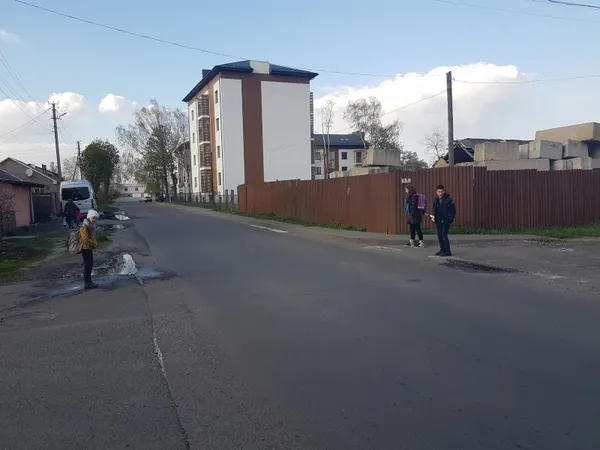 У Луцьку біля школи просять облаштувати «зебру» (фото)