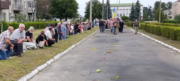У Маневичах попрощалися з померлим воїном Олександром Оксенюком (фото)
