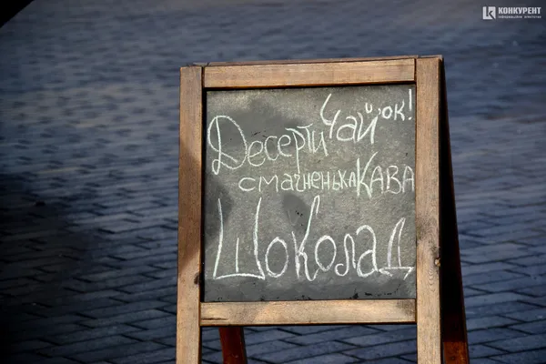 Як у Луцьку чепурять Театральний майдан до новорічно-різдвяних свят (фото)