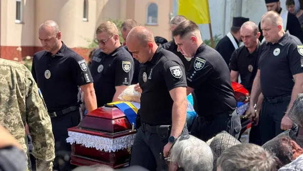 У Нововолинську попрощались з полеглим майором поліції Сергієм Тлумачем (фото)