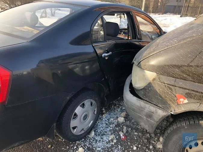 У Нововолинську бус протаранив легкове авто (фото)