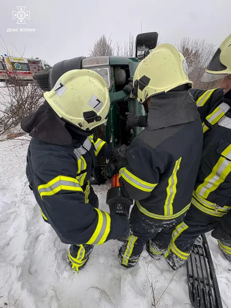 У Володимирському районі перекинулася автівка: шістьох людей витягала ДСНС (фото)