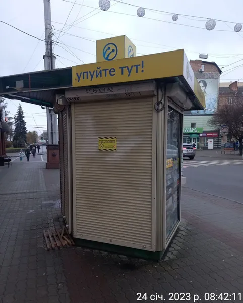 У Луцьку демонтують «тютюнові» МАФи (фото)