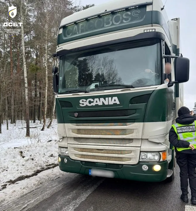 Їхали без пауз і з «чужими» картками: на Волині виявили порушення у водіїв міжнародних рейсів (фото)