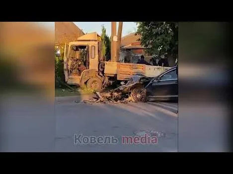 ДТП у Ковелі: Mercedes врізався у вантажівку (відео)