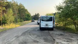 На Волині чоловік та жінка на мотоциклі влетіли у припаркований бус