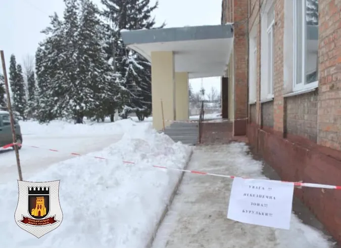 Увага, бурульки: лучан просять триматися на відстані від будинків