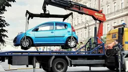 У Луцьку евакуювали неправильно припаркований автомобіль (відео) 
