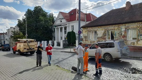 Тролейбус потрапив в пастку: у центрі Луцька утворилось провалля (фото)