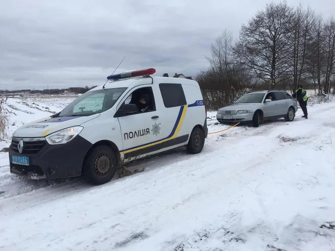 На Волині поліцейські допомогли десяткам водіїв, які потрапили в халепу (фото)