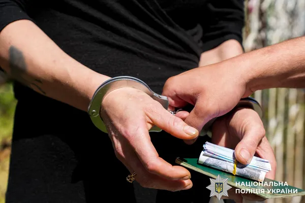 Продала власних дітей для жебрацтва: на Рівненщині поліцейські затримали 38-річну жінку (фото)