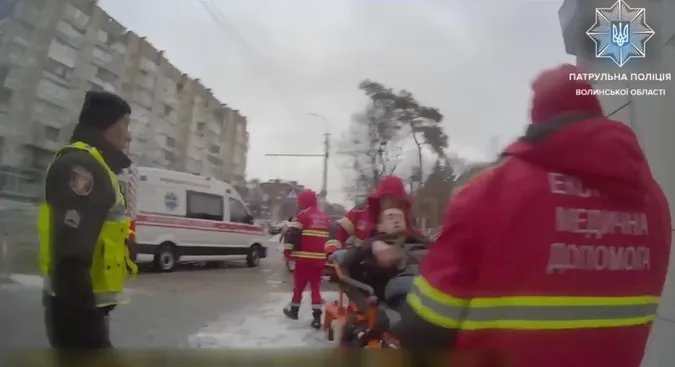 У Луцьку посеред дороги у чоловіка стався напад епілепсії – допомогли патрульні (відео)