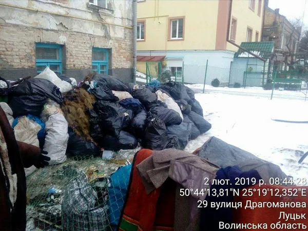 Урвався терпець: в Луцьку здали муніципалам сусідів-нечепур (фото)