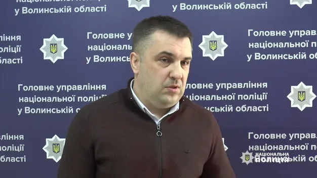 У Луцьку затримали шахрая, який видурював у пенсіонерів гроші за схемою «ваш родич у біді» (фото, відео)