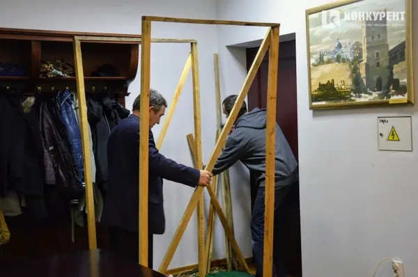 Лаштують кабінку для вибору нового секретаря